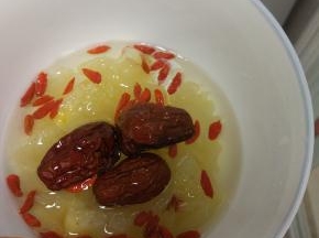 小火炖二十分钟，银耳软糯之后即可