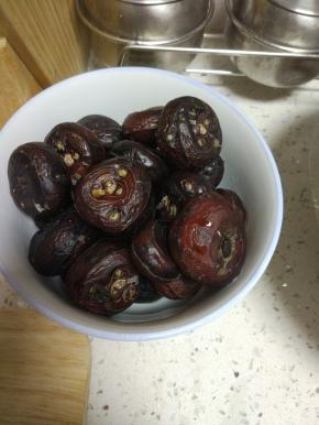 放入大点的碗内