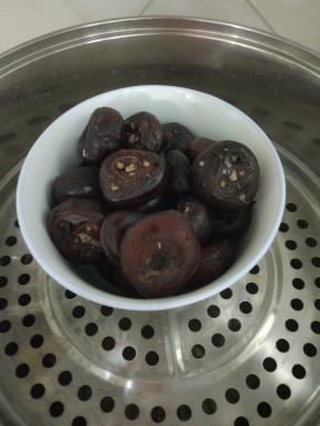 蒸锅放入适量的水，放上蒸笼，放入荸荠