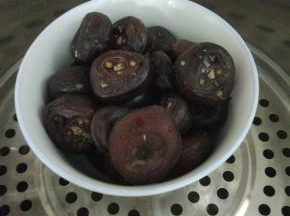 蒸锅放入适量的水，放上蒸笼，放入荸荠