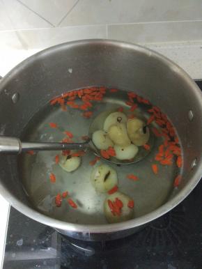 锅内放入马蹄加入枸杞子