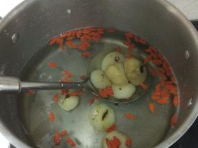 锅内放入马蹄加入枸杞子
