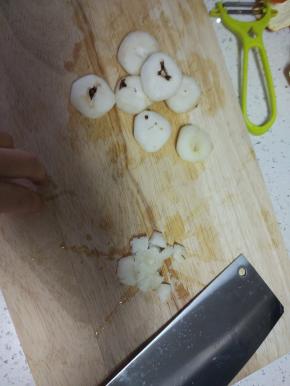 去除外皮，用刀压碎之后切成蓉