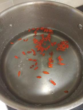 银耳适量，清洗干净