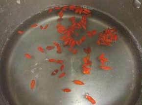 银耳适量，清洗干净