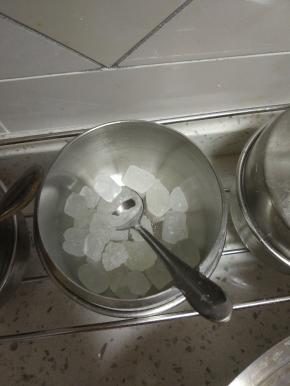 准备适量的冰糖，材料一起放入锅内大火烧开