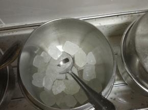 准备适量的冰糖，材料一起放入锅内大火烧开