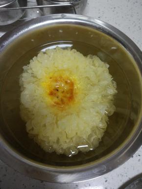 银耳提前凉水泡发