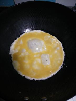 2.热锅凉油，将鸡蛋打散加入少许盐，炒散备用