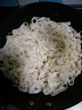 3.将刀削面煮好，过温水，沥干水后备用