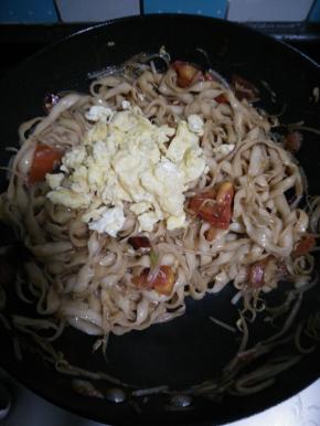 4.热锅凉油，油热之后加入切好的葱姜蒜干辣椒，炒至出香味倒入豆芽和切好的西红柿继续翻炒，之后加入适量生抽、食盐、老抽和料酒，炒至西红柿出汁，倒入煮好的面条。