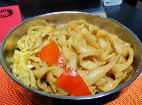 5.翻炒均匀之后撒上炒好的鸡蛋碎便可出锅了