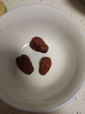 红枣适量，清洗干净