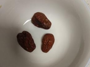 红枣适量，清洗干净