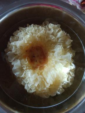 银耳提前泡发，切碎，去除里面的硬块