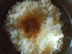 银耳提前泡发，切碎，去除里面的硬块