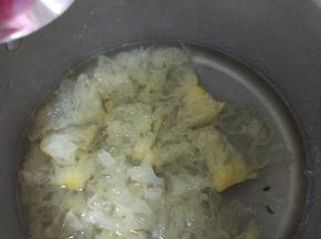 锅内放入适量的水加入银耳红枣二十分钟炖软糯