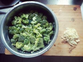 将西兰花切好，放在淡盐水中浸泡10~20分钟，可以去除菜虫和农药。蒜切丁备用。