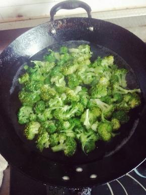 用水焯一下，至六七分熟。小秘方：加入少许植物油，可以让西兰花的颜色更鲜亮。
焯好盛出。