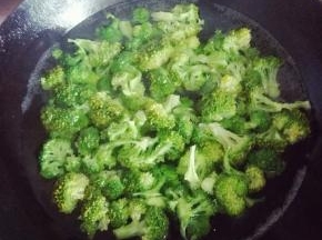 用水焯一下，至六七分熟。小秘方：加入少许植物油，可以让西兰花的颜色更鲜亮。
焯好盛出。