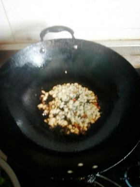 倒油，油热后放入切好的2/3蒜粒。