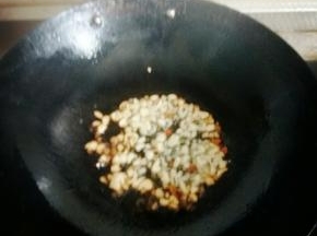 倒油，油热后放入切好的2/3蒜粒。