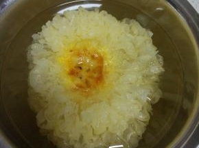 银耳提前泡发，切小块，切小块，出去硬根