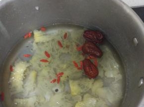 材料放入锅内