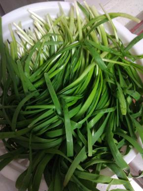 韭菜适量，清洗干净控干水分