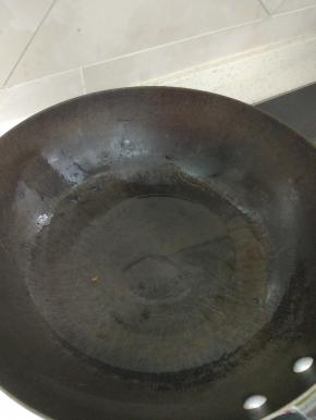 锅内放少许的油烧热