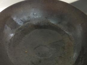 锅内放少许的油烧热