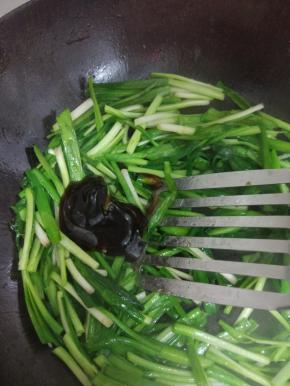 倒入韭菜，加入适量的耗油，耗油本身有就有咸味，口味淡的可以不放盐