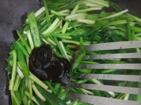 倒入韭菜，加入适量的耗油，耗油本身有就有咸味，口味淡的可以不放盐
