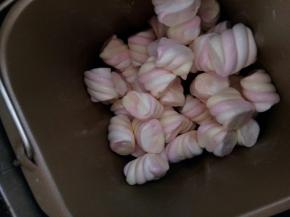 面包机开启果酱功能，预热，放入棉花糖！