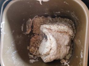 加入奶粉与燕麦，继续搅拌，先放奶粉。我忘记拍照了！一直搅拌，