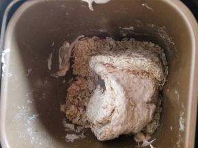 加入奶粉与燕麦，继续搅拌，先放奶粉。我忘记拍照了！一直搅拌，