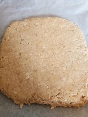 拌匀后，放入铺了油纸的烤盘，擀开