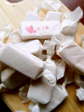 吃不完的用油纸包起来，我没买糖纸，直接裁油纸包！