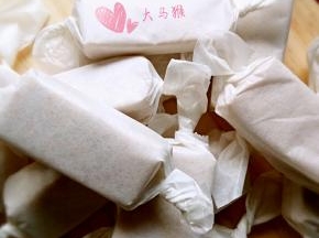 吃不完的用油纸包起来，我没买糖纸，直接裁油纸包！