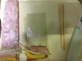 在一端铺上，卷起来