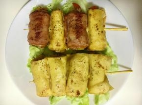 撒上黑胡椒、椒盐、孜然粉、辣椒粉，也可以刷上番茄酱或者黑胡椒酱