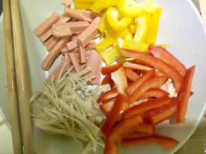 火腿肠、彩椒、金针菇切成条状