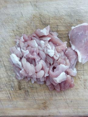 把肉剁成肉馅。