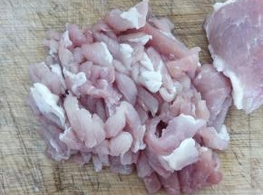 把肉剁成肉馅。