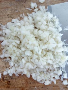 把白菜剁成馅。