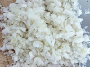 把白菜剁成馅。