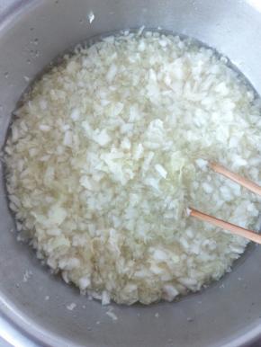 把白菜馅用烧开的水炀一下，然后把水分滤掉。