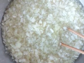 把白菜馅用烧开的水炀一下，然后把水分滤掉。