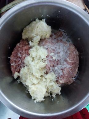 把白菜和肉放盆里，我还放了一些粉。