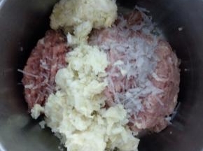 把白菜和肉放盆里，我还放了一些粉。